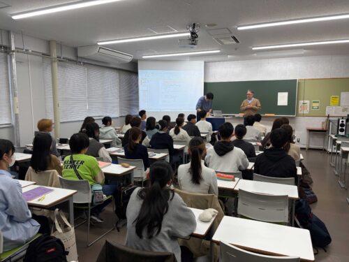 新入生のガイダンス風景